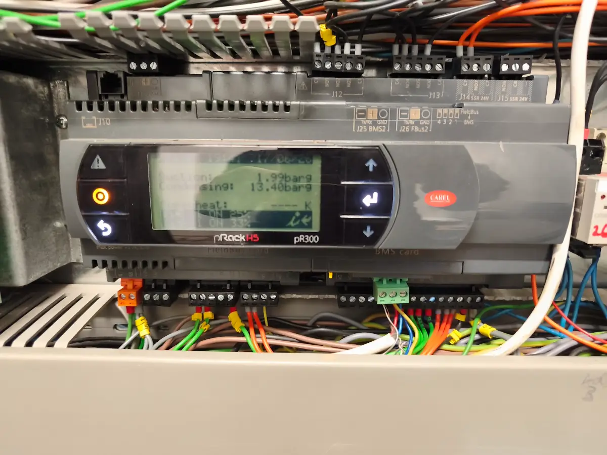 Külmasüsteemide kaughaldus ja monitoorimine Külmasüsteemi automaatika juhtkontroller elektrikilbis